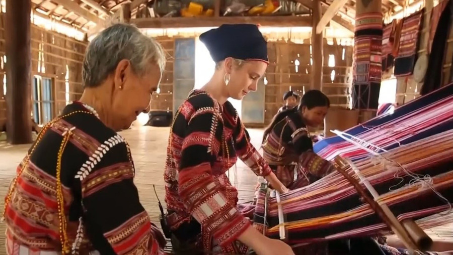 Bà La O Thị Ngọc hướng dẫn du khách dệt vải. Ảnh: Huyền Oanh Bà La O Thị Ngọc hướng dẫn du khách dệt vải. Ảnh: Huyền Oanh