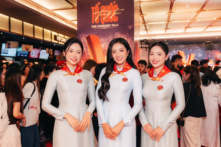 Hoa hậu Việt Nam 2024 Hà Trúc Linh (giữa) và hai Á hậu Châu Anh, Vân Nhi mặc áo dài truyền thống tới xem phim. 11111.jpg