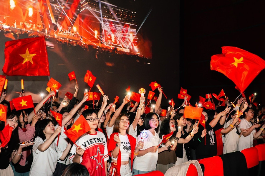 Khán giả tại Trung tâm Chiếu phim quốc gia cầm cờ đỏ sao vàng và hoà nhịp mọi ca khúc trong rạp. 1761641147088.jpg