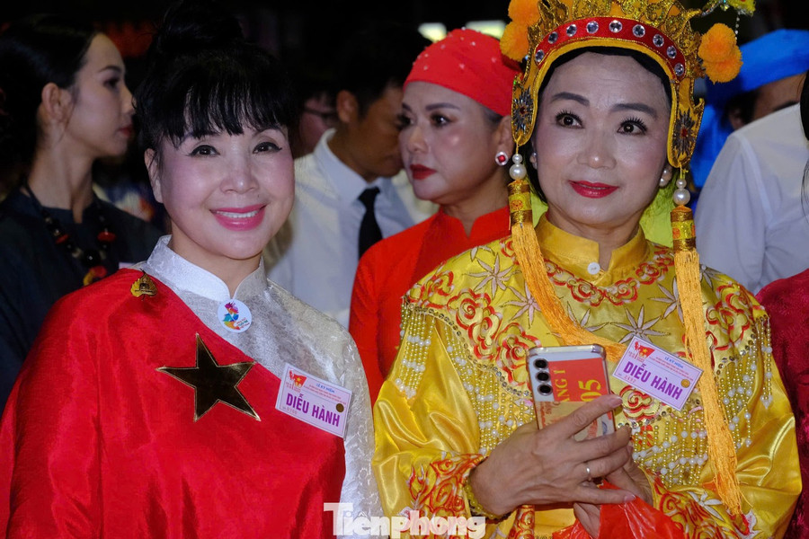 Sáng sớm 2/9, NSND Lan Hương cùng các nghệ sĩ có mặt ở phố Quán Thánh - điểm tập kết của khối văn hóa - thể thao. Sự xuất hiện của dàn sao khiến người dân phấn khích. Sáng sớm 2/9, NSND Lan Hương cùng các nghệ sĩ có mặt ở phố Quán Thánh - điểm tập kết của khối văn hóa - thể thao. Sự xuất hiện của dàn sao khiến người dân phấn khích.