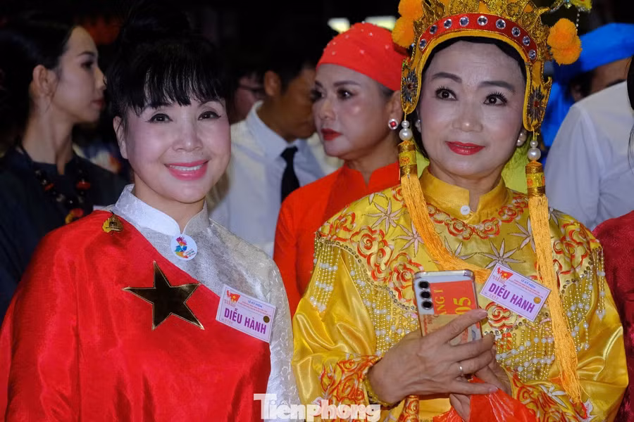 Sáng sớm 2/9, NSND Lan Hương cùng các nghệ sĩ có mặt ở phố Quán Thánh - điểm tập kết của khối văn hóa - thể thao. Sự xuất hiện của dàn sao khiến người dân phấn khích.