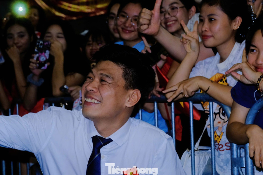 Diễn viên Trung Ruồi được khán giả liên tục gọi tên, chụp ảnh cùng. Anh nói những buổi tập vừa qua có nhiều kỷ niệm, nhiều niềm tự hào. Diễn viên Trung Ruồi được khán giả liên tục gọi tên, chụp ảnh cùng. Anh nói những buổi tập vừa qua có nhiều kỷ niệm, nhiều niềm tự hào.
