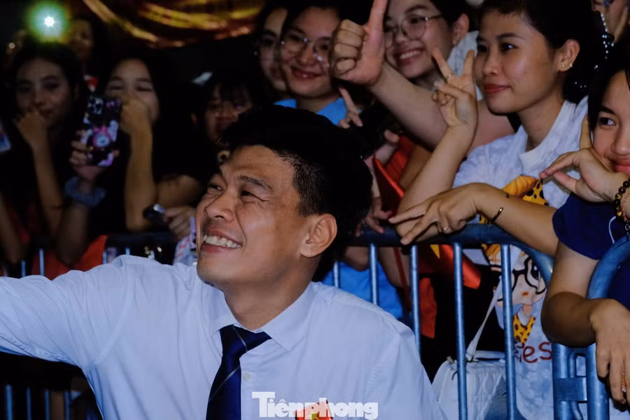 Diễn viên Trung Ruồi được khán giả liên tục gọi tên, chụp ảnh cùng. Anh nói những buổi tập vừa qua có nhiều kỷ niệm, nhiều niềm tự hào.