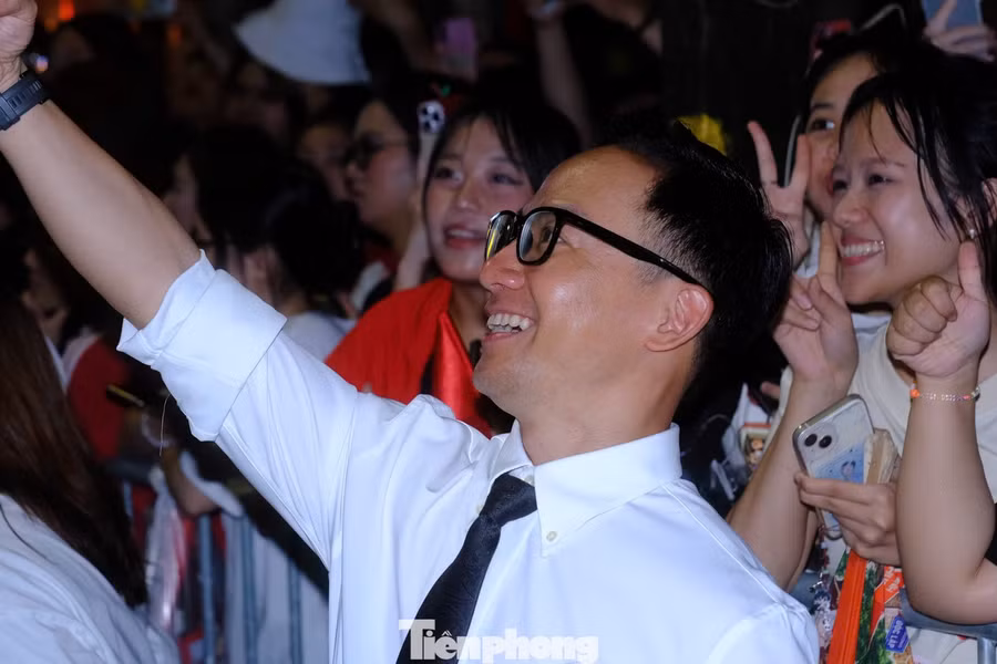 Nhiều người hâm mộ tới phố Quán Thánh từ 1-2h sáng để chờ đón rapper Đinh Tiến Đạt.