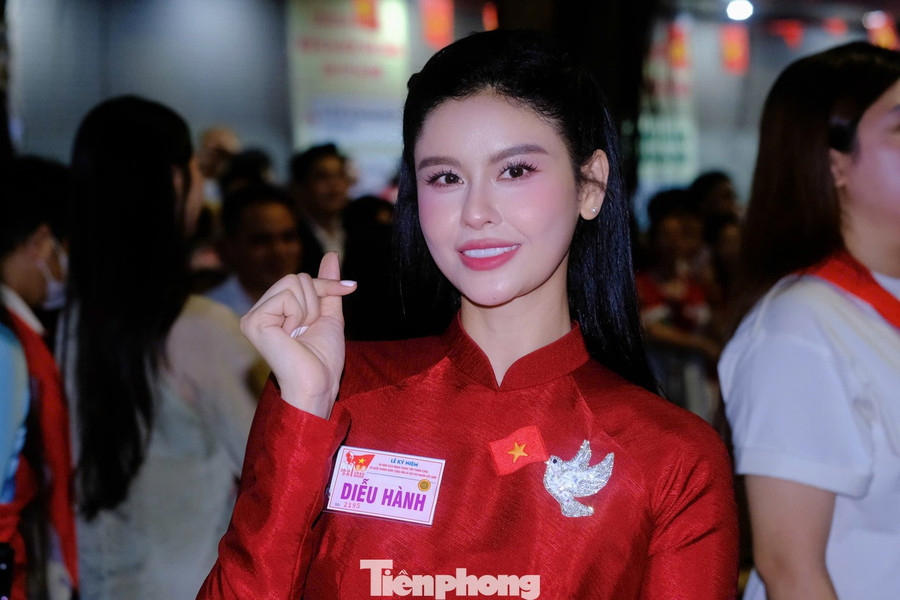 Diễn viên Trương Quỳnh Anh rạng rỡ trong áo dài đỏ. "Một đêm không ngủ cùng ngày vui của đất nước. Chúng em tôi đã sẵn sàng cho A80", cô chia sẻ. Diễn viên Trương Quỳnh Anh rạng rỡ trong áo dài đỏ. "Một đêm không ngủ cùng ngày vui của đất nước. Chúng em tôi đã sẵn sàng cho A80", cô chia sẻ.