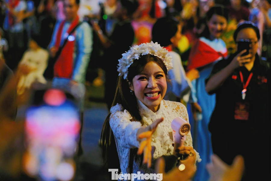 Ca sĩ Trang Pháp thân thiện giao lưu cùng người hâm mộ. Ca sĩ Trang Pháp thân thiện giao lưu cùng người hâm mộ.