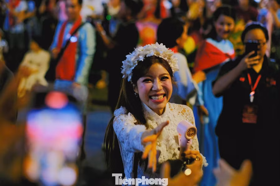 Ca sĩ Trang Pháp thân thiện giao lưu cùng người hâm mộ.