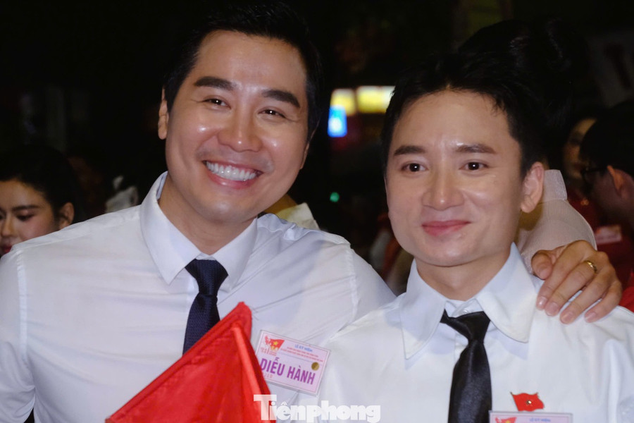 MC Nguyên Khang (trái) và ca sĩ Phan Mạnh Quỳnh. MC Nguyên Khang nói anh vinh dự, tự hào khi được góp mặt trong dàn nghệ sĩ diễu hành. Đây cũng là cơ hội quý giá để dàn nghệ sĩ 2 miền Nam - Bắc hội ngộ. MC Nguyên Khang (trái) và ca sĩ Phan Mạnh Quỳnh. MC Nguyên Khang nói anh vinh dự, tự hào khi được góp mặt trong dàn nghệ sĩ diễu hành. Đây cũng là cơ hội quý giá để dàn nghệ sĩ 2 miền Nam - Bắc hội ngộ.