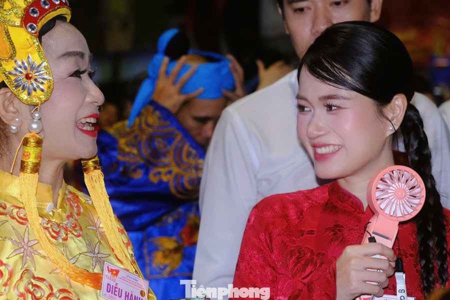 Diễn viên Lâm Vỹ Dạ trò chuyện với đồng nghiệp trước giờ diễu hành. Diễn viên Lâm Vỹ Dạ trò chuyện với đồng nghiệp trước giờ diễu hành.