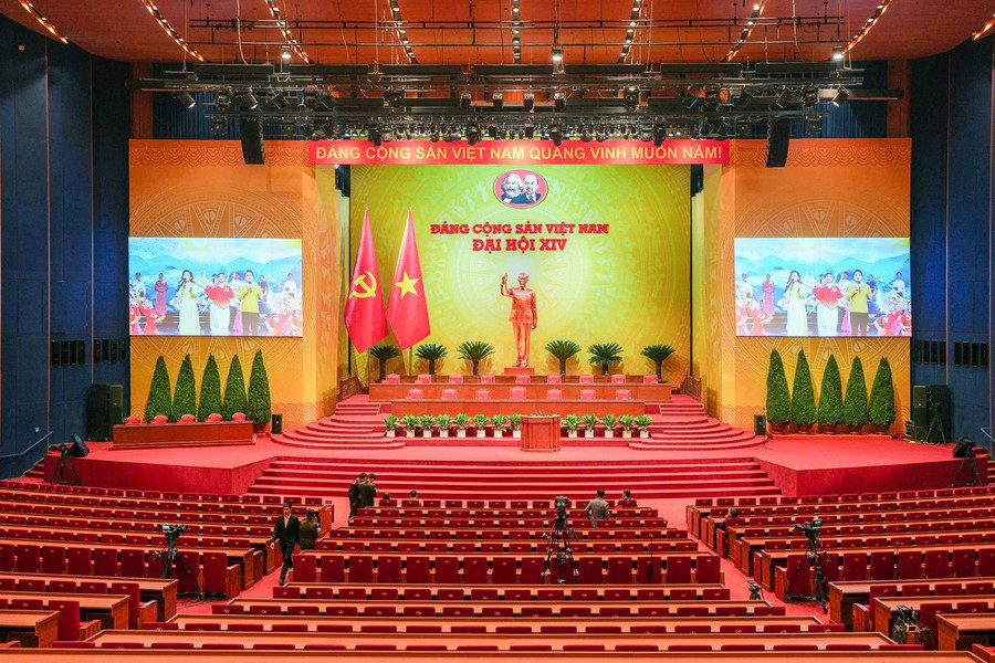 Hội trường chính tại Trung tâm Hội nghị Quốc gia - nơi sẽ diễn ra các phiên họp Đại hội XIV của Đảng. Phía trên là khu vực làm việc của Đoàn Chủ tịch Đại hội.