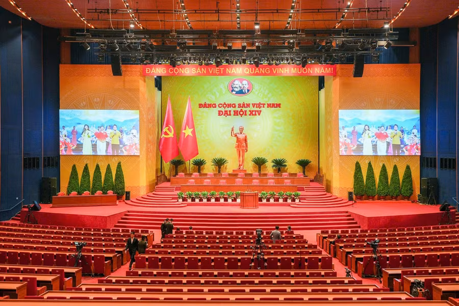 Hội trường chính tại Trung tâm Hội nghị Quốc gia - nơi sẽ diễn ra các phiên họp Đại hội XIV của Đảng. Phía trên là khu vực làm việc của Đoàn Chủ tịch Đại hội.