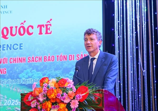 Mr. Jonathan Wallace Baker, Trưởng văn phòng đại diện UNESCO tại Việt Nam phát biểu tại hội thảo. Ảnh: Công Luật/TTXVN Mr. Jonathan Wallace Baker, Trưởng văn phòng đại diện UNESCO tại Việt Nam phát biểu tại hội thảo. Ảnh: Công Luật/TTXVN