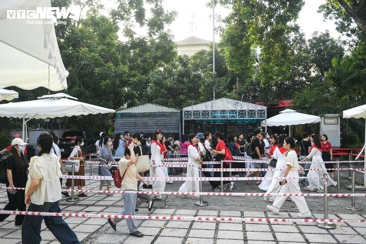 Ghi nhận của PV Báo Điện tử VTC News, hàng trăm người dân đã có mặt để check-in đặt tại Cung Văn hóa Lao động Hữu nghị Việt - Xô, số 91 Trần Hưng Đạo, phường Cửa Nam, Hà Nội, lối vào từ cổng Trần Bình Trọng. 7ba5959a3f7ab724ee6b-07482694.jpg