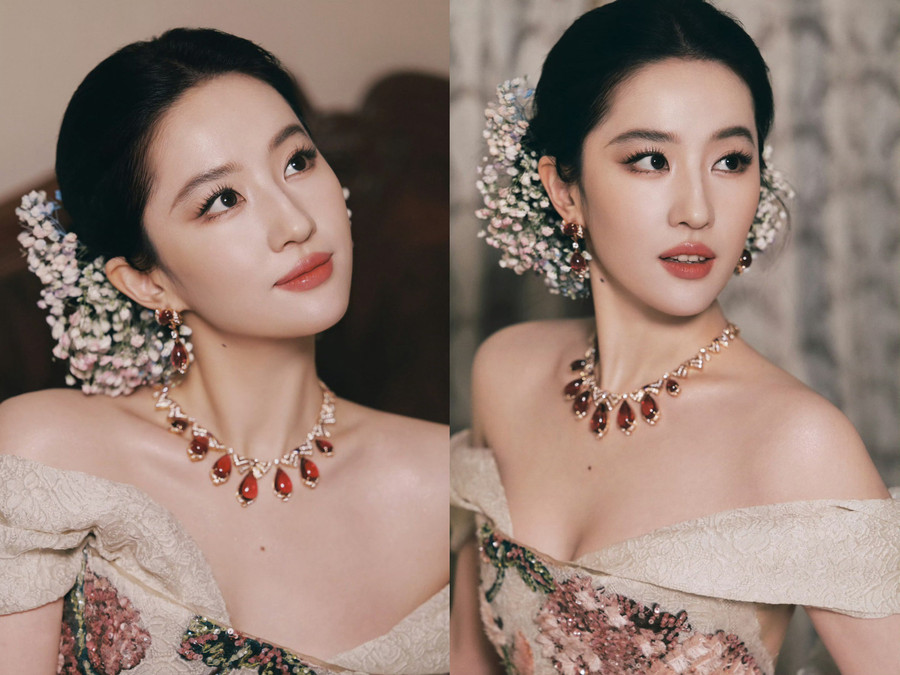 Bên cạnh Âu Dương Na Na, Lưu Diệc Phi cũng gây chú ý khi xuất hiện với trang phục Haute Couture Thu/Đông 2025 của Elie Saab kết hợp trang sức cao cấp Bvlgari Color Treasures 2025. Đặc biệt là kiểu tóc búi cao cài hoa càng nổi bật vẻ đẹp cổ điển của nữ diễn viên. Lưu Diệc Phi vẫn hoàn hảo như những lần xuất hiện trước, tuy nhiên hình ảnh của cô có phần an toàn, thiếu đột phá và ít sự tươi mới so với đàn em. luu-diec-phi2.jpg