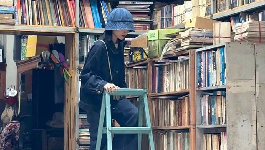 Khách hàng phải dùng thang để tìm quyển sách mình cần