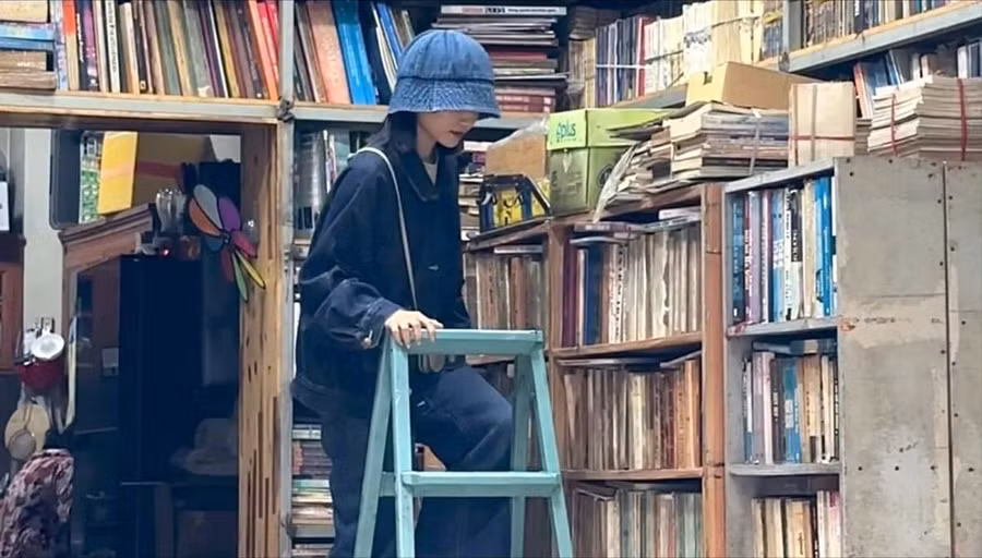 Khách hàng phải dùng thang để tìm quyển sách mình cần