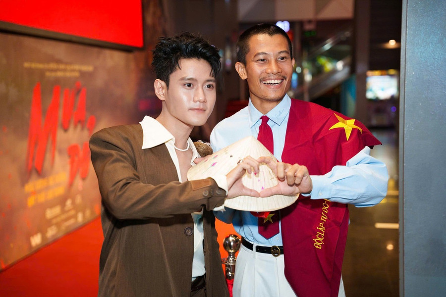 Đình Khang (trái) và Phương Nam có nhiều đất diễn trong Mưa đỏ. Khoảnh khắc hai nhân vật Tú và Tạ trong phim gây xúc động cho người xem. z6928853334107-5bb7dfd9c2ccd0b22.jpg