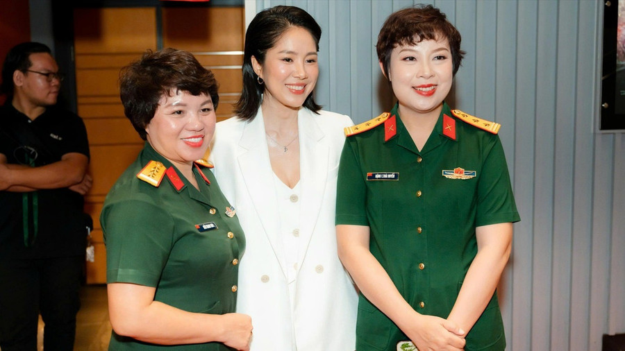 Diễn viên Lê Phương (áo trắng) chụp ảnh kỷ niệm cùng Đại tá Kiều Thanh Thúy (Phó Giám đốc Điện ảnh Quân đội nhân dân) và đạo diễn, Thượng tá - NSƯT Đặng Thái Huyền (ngoài cùng bên phải). z6928852300821-51befade6ebdceab4.jpg