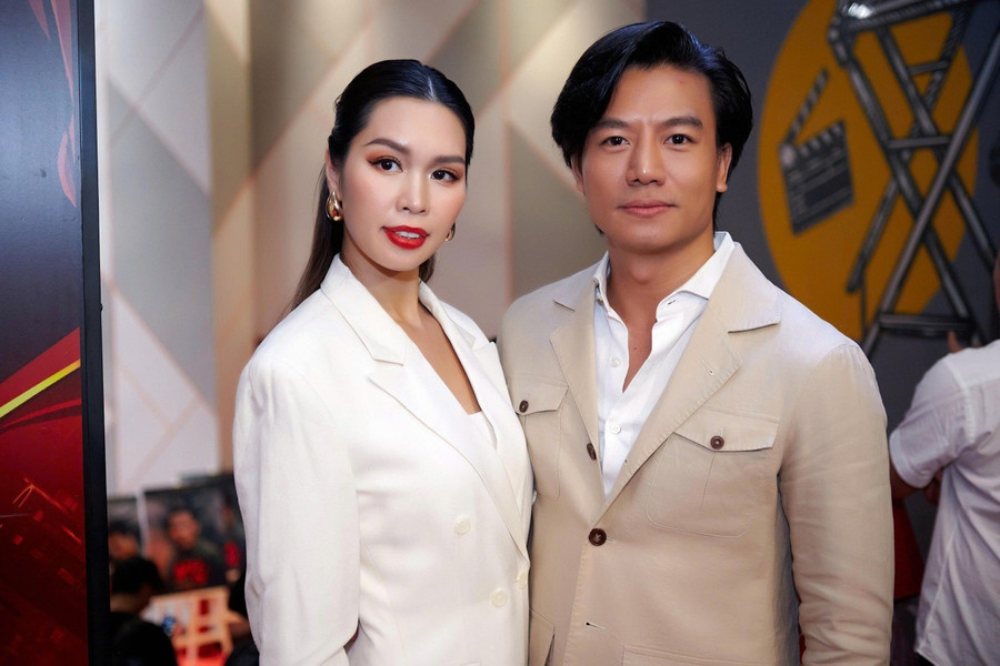Gần như cả showbiz Việt đến ủng hộ ê-kíp Mưa đỏ, trong ảnh là siêu mẫu Đức Hải, đạo diễn Hoàng Nam (phim Đèn âm hồn) và siêu mẫu Hà Anh với Hiếu Nguyễn. z6928853684893-4bad5a9cea7854a6a.jpg