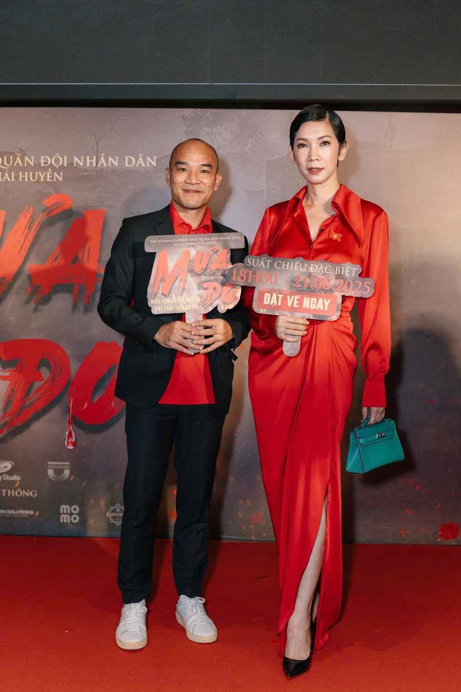 Đạo diễn Nguyễn Ngọc Lâm và siêu mẫu Xuân Lan mặc ton-sur-ton đến xem phim Mưa đỏ. z6928852387444-d5474673c087c110b.jpg