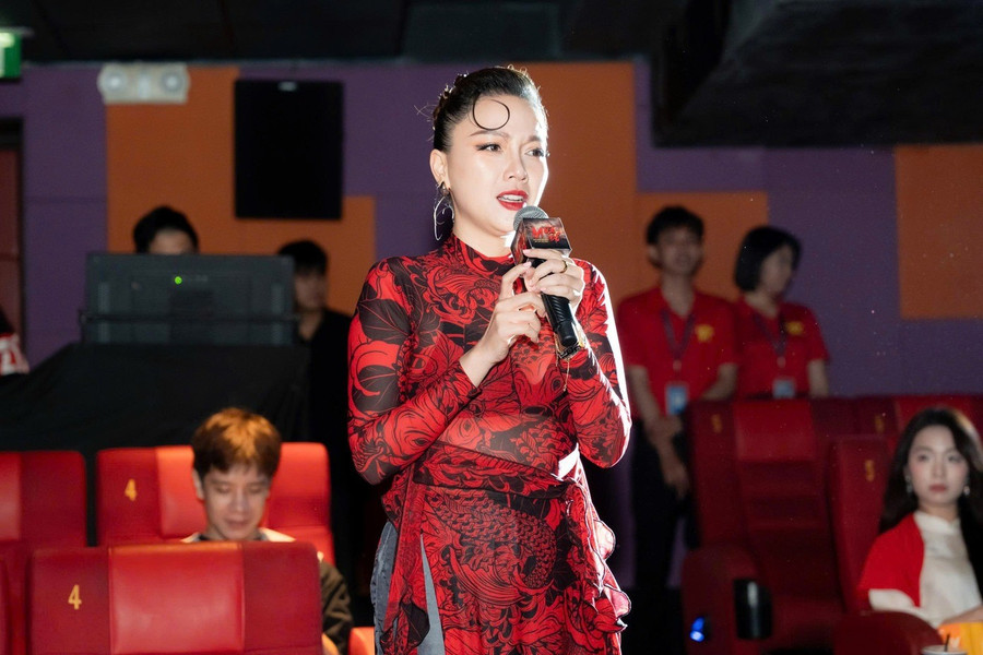 Diễn viên Băng Di chia sẻ ở buổi chiếu phim sớm. z6928851979935-65812e8046b02d4ea.jpg