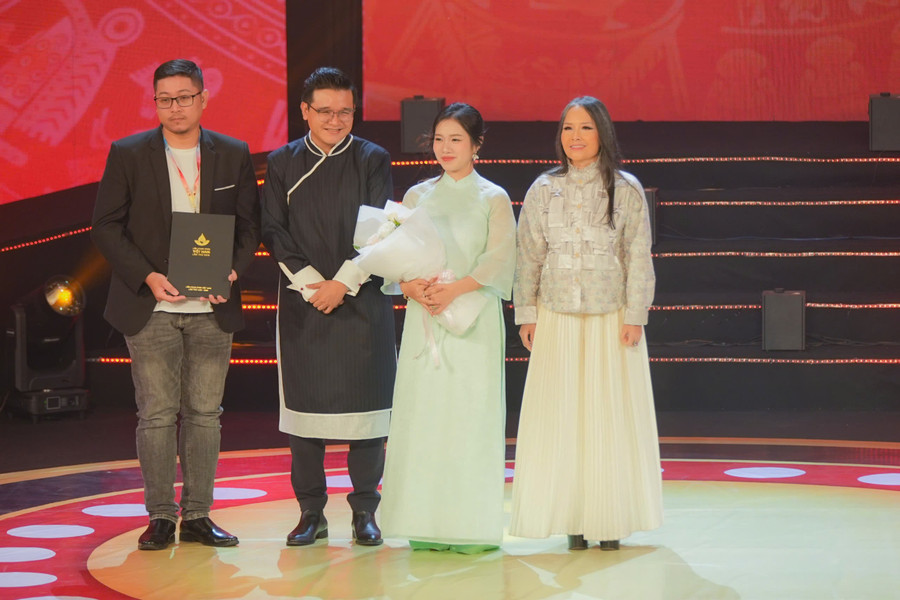 Đạo diễn Võ Thanh Hòa và ê kíp phim Quỷ cẩu nhận giải Phim Việt Nam được yêu thích nhất do khán giả bình chọn (dành cho phim truyện điện ảnh tham dự chương trình phim toàn cảnh)