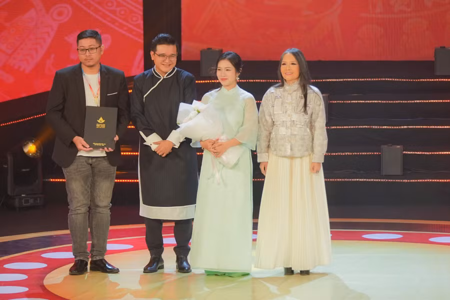 Đạo diễn Võ Thanh Hòa và ê kíp phim Quỷ cẩu nhận giải Phim Việt Nam được yêu thích nhất do khán giả bình chọn (dành cho phim truyện điện ảnh tham dự chương trình phim toàn cảnh)