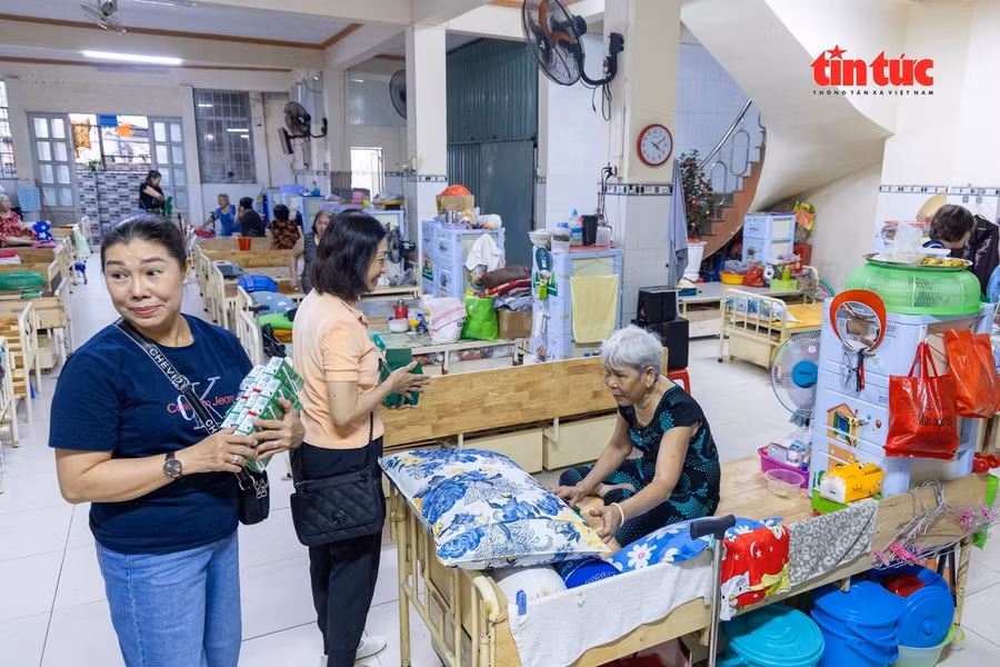 Bên cạnh sự chăm sóc của các ni sư và tình nguyện viên, chùa còn thường xuyên đón các nhà hảo tâm đến tặng quà cho các cụ.