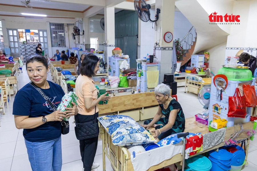 Bên cạnh sự chăm sóc của các ni sư và tình nguyện viên, chùa còn thường xuyên đón các nhà hảo tâm đến tặng quà cho các cụ.