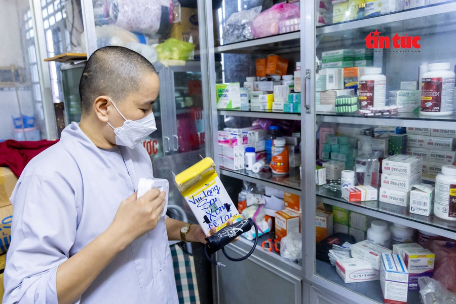 Tủ y tế trong khuôn viên chùa luôn đầy ấp thuốc các loại để các cụ được chăm sóc sức khỏe một cách đầy đủ nhất.