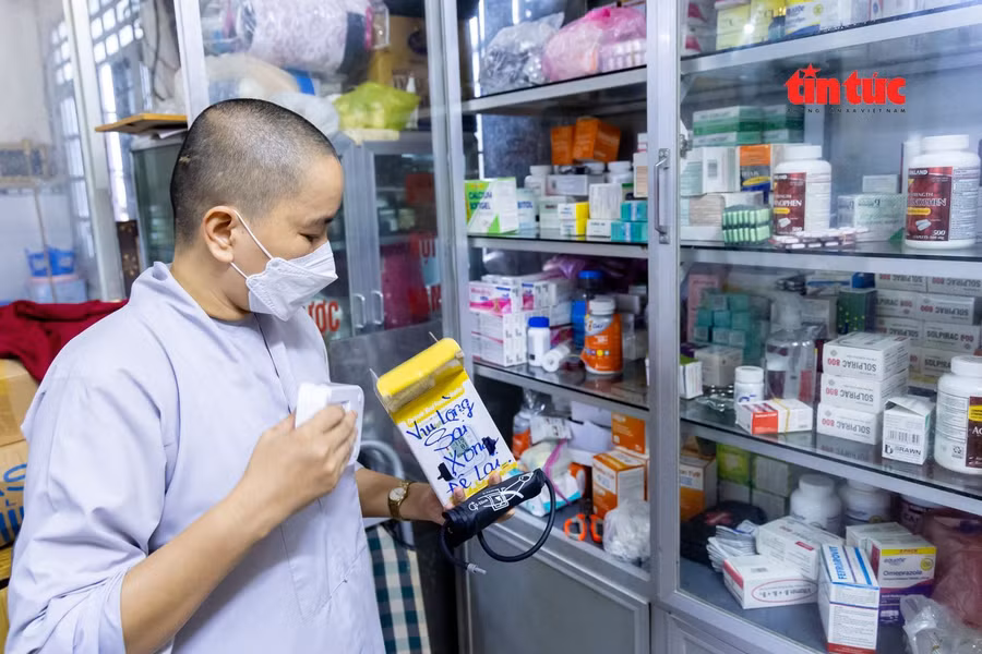 Tủ y tế trong khuôn viên chùa luôn đầy ấp thuốc các loại để các cụ được chăm sóc sức khỏe một cách đầy đủ nhất.