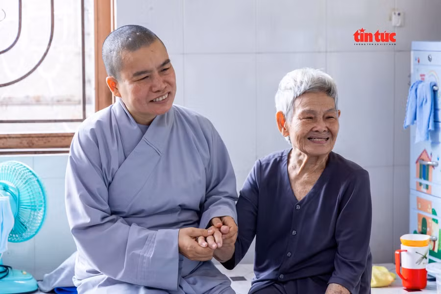 Sư cô Diệu Sơn luôn chăm lo, đồng hành cùng với các cụ đang cư ngụ tại chùa Lâm Quang.