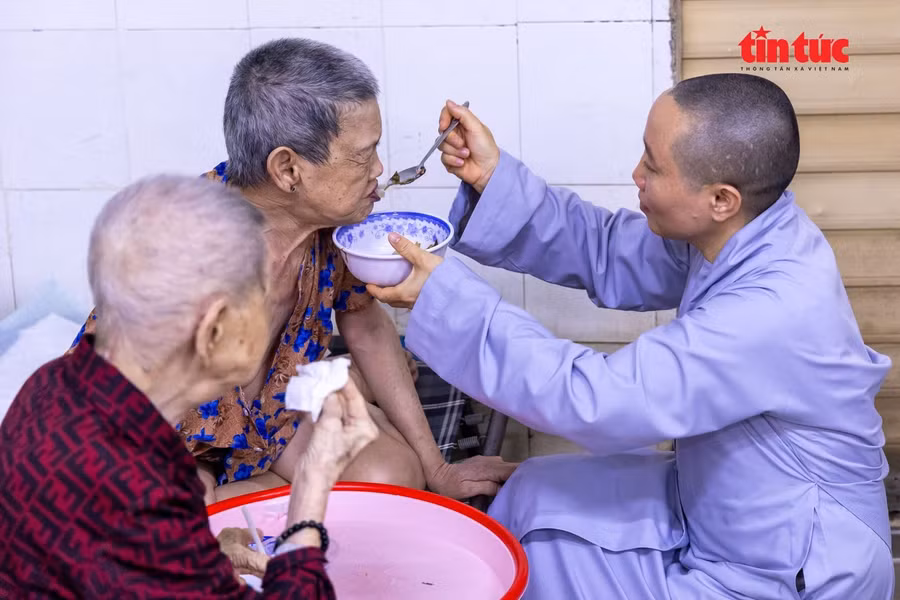 Các ni sư luôn quan tâm, hỗ trợ, chăm sóc các cụ.