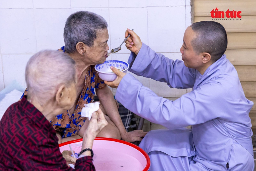 Các ni sư luôn quan tâm, hỗ trợ, chăm sóc các cụ.