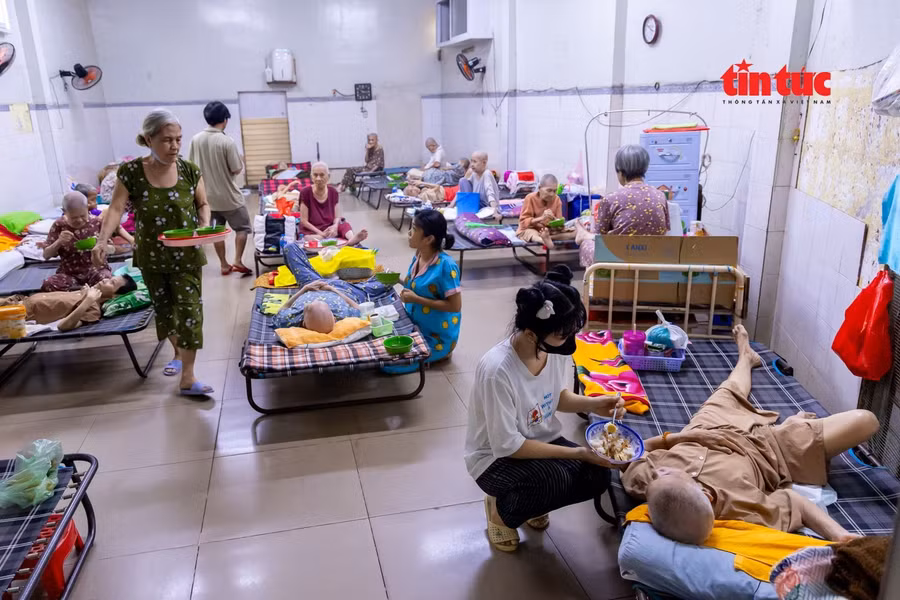 Các cụ già sinh sống tại chùa luôn nhận được sự quan tâm, chăm sóc của các sư cô và tình nguyện viên từ bữa ăn, giấc ngủ.