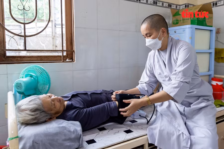 Các ni sư thường xuyên kiểm tra, theo dõi sức khỏe của các cụ đang sinh sống tại chùa.