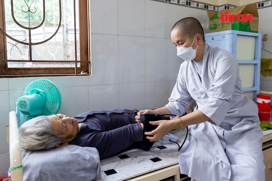 Các ni sư thường xuyên kiểm tra, theo dõi sức khỏe của các cụ đang sinh sống tại chùa.