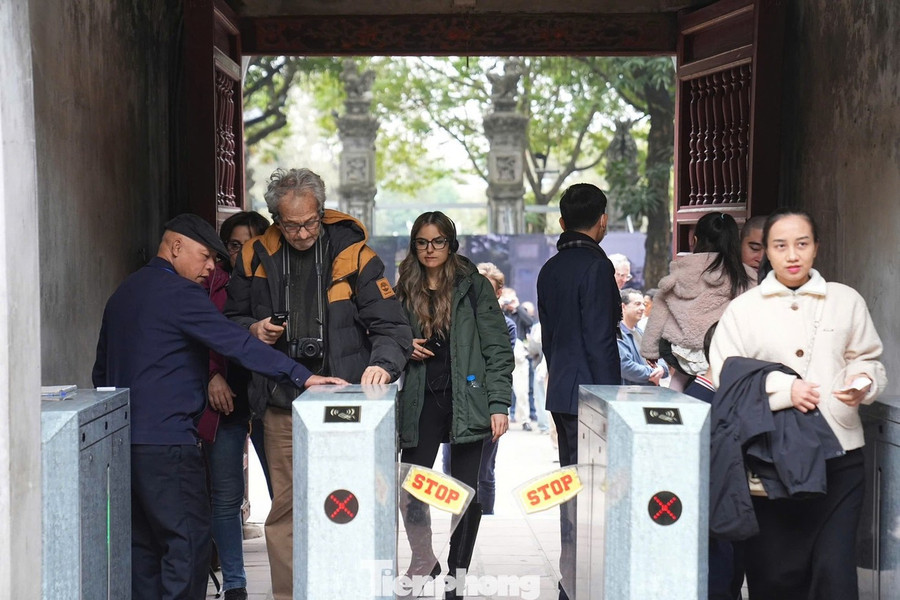 Khách du lịch đổ về Văn Miếu - Quốc Tử Giám trong kỳ nghỉ Tết dương lịch. Ảnh: Duy Phạm.