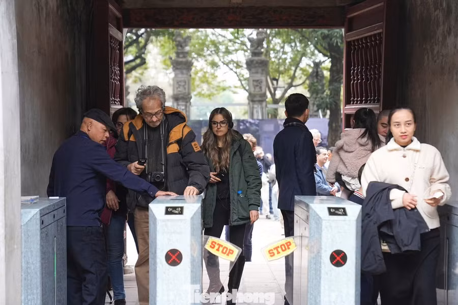 Khách du lịch đổ về Văn Miếu - Quốc Tử Giám trong kỳ nghỉ Tết dương lịch. Ảnh: Duy Phạm.