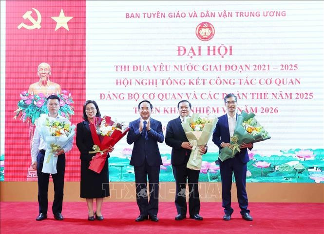 Đồng chí Trịnh Văn Quyết tặng hoa chúc mừng các cá nhân điển hình tiên tiến tại Đại hội thi đua yêu nước giai đoạn 2021 - 2025 và hội nghị tổng kết năm 2025, triển khai nhiệm vụ năm 2026 của cơ quan Ban Tuyên giáo và Dân vận Trung ương. Ảnh: TTXVN