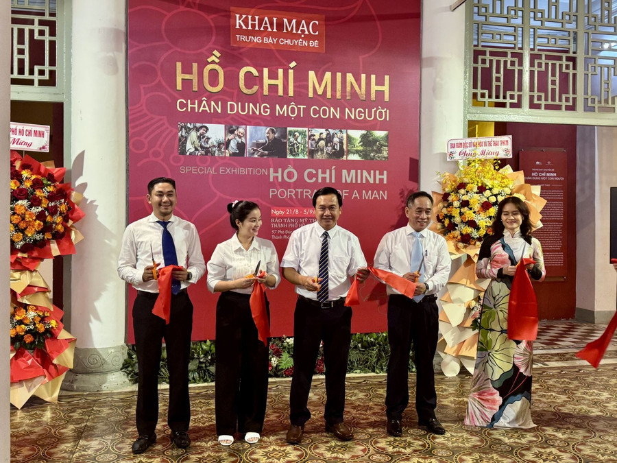 Các đại biểu cắt băng khai mạc trưng bày. Các đại biểu cắt băng khai mạc trưng bày.