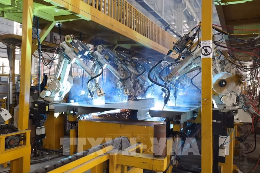 Robot hàn kim loại tại dây chuyền sản xuất container của Công ty Cổ phần sản xuất container Hòa Phát. Ảnh: Hoàng Nhị/TTXVN