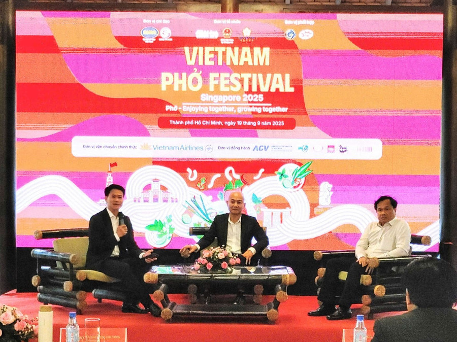 Đại diện ban tổ chức Lễ hội phở Việt Nam cung cấp thông tin cho báo chí chiều 19/9. Đại diện ban tổ chức Lễ hội phở Việt Nam cung cấp thông tin cho báo chí chiều 19/9.