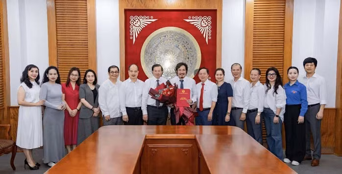 Các đồng nghiệp, lãnh đạo chủ chốt tham gia Lễ công bố Quyết định bổ nhiệm NSƯT, Tiến sĩ Bùi Như Lai giữ chức vụ Hiệu trưởng Trường Đại học Sân khấu - Điện ảnh Hà Nội (Hanoi University of Theatre and Cinema -HUTAC).