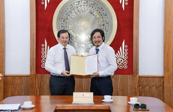 PGS TS Tạ Quang Đông - Thứ Trưởng Bộ VHTTDL- trao Quyết định bổ nhiệm NSƯT, Tiến sĩ Bùi Như Lai giữ chức vụ Hiệu trưởng Trường Đại học Sân khấu - Điện ảnh Hà Nội (Hanoi University of Theatre and Cinema -HUTAC). PGS TS Tạ Quang Đông - Thứ Trưởng Bộ VHTTDL- trao Quyết định bổ nhiệm NSƯT, Tiến sĩ Bùi Như Lai giữ chức vụ Hiệu trưởng Trường Đại học Sân khấu - Điện ảnh Hà Nội (Hanoi University of Theatre and Cinema -HUTAC).