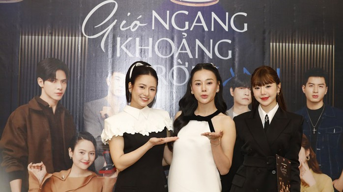 Các diễn viên trong buổi họp báo ra mắt phim “Gió ngang khoảng trời xanh” ngày 31-7. (Ảnh: HOÀNG DƯƠNG) Các diễn viên trong buổi họp báo ra mắt phim “Gió ngang khoảng trời xanh” ngày 31-7. (Ảnh: HOÀNG DƯƠNG)