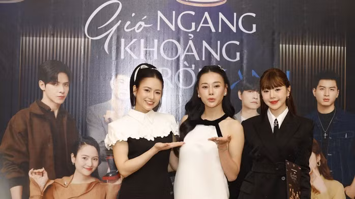 Các diễn viên trong buổi họp báo ra mắt phim “Gió ngang khoảng trời xanh” ngày 31-7. (Ảnh: HOÀNG DƯƠNG)