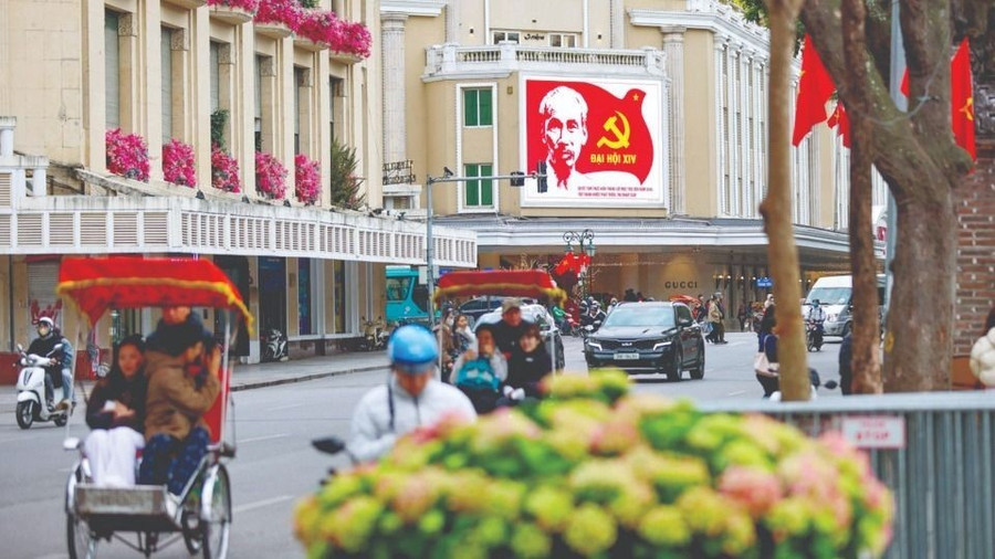 Đường phố tại Hà Nội được trang hoàng chào mừng Đại hội đại biểu toàn quốc lần thứ XIV của Đảng Cộng sản Việt Nam. ẢNH: VNA