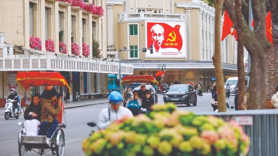 Đường phố tại Hà Nội được trang hoàng chào mừng Đại hội đại biểu toàn quốc lần thứ XIV của Đảng Cộng sản Việt Nam. ẢNH: VNA