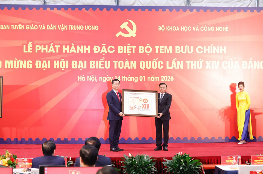 Thường trực Ban Bí thư Trần Cẩm Tú và Bộ trưởng Khoa học và Công nghệ Nguyễn Mạnh Hùng tại lễ phát hành bộ tem bưu chính chào mừng Đại hội XIV.